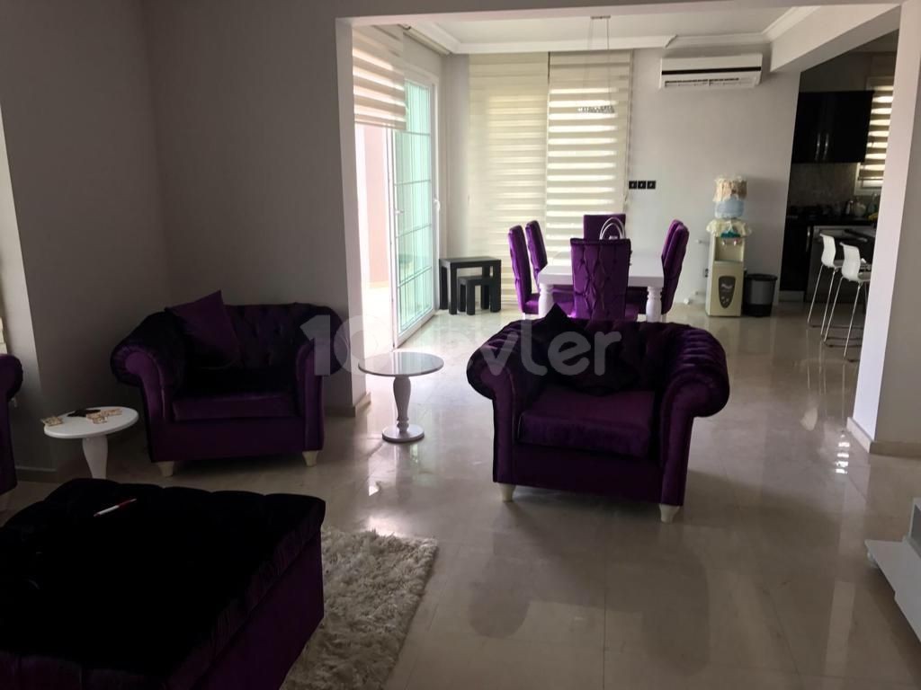 Çatalköy'de Mükemmel Konumda Dağ ve Deniz Manzaralı 3+1 Kiralık Villa