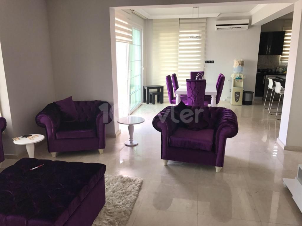 Çatalköy'de Mükemmel Konumda Dağ ve Deniz Manzaralı 3+1 Kiralık Villa