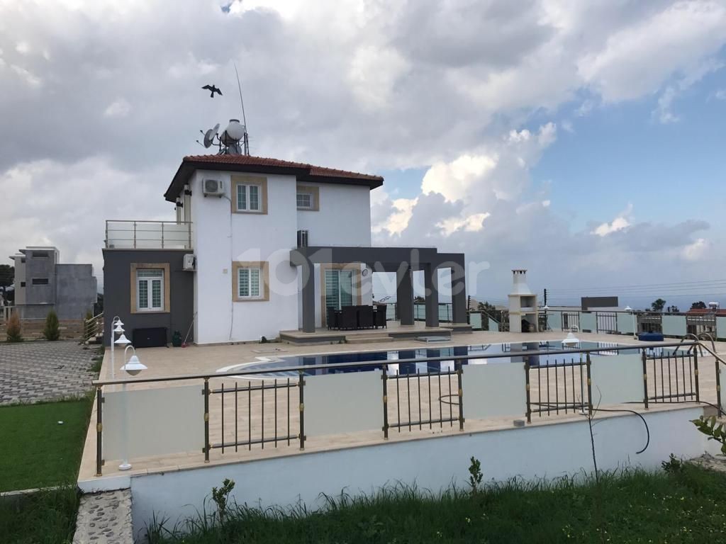 Çatalköy'de Mükemmel Konumda Dağ ve Deniz Manzaralı 3+1 Kiralık Villa