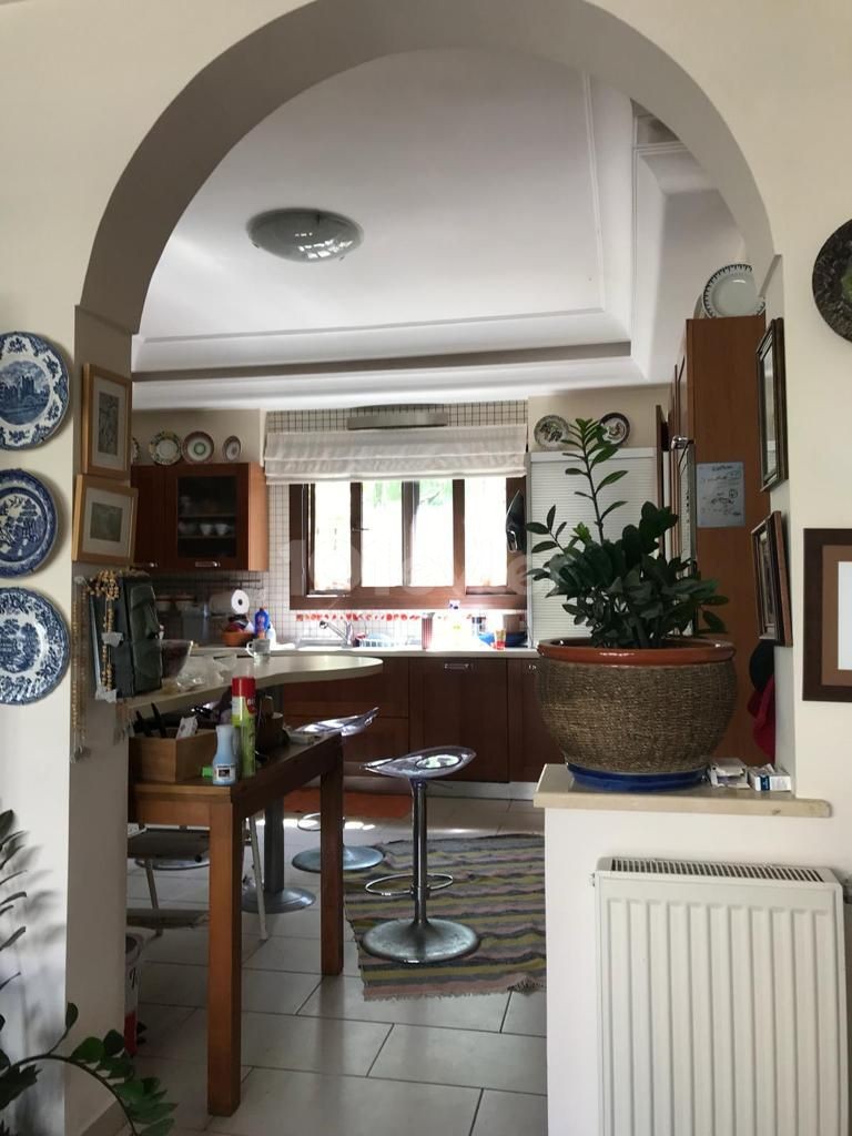 Ortaköyde Muhteşem Triplex  Merkezi Isıtmalı + Yardımcı Evlı Konut veya Ticari Villa 5+2 Kiralık veya Satılık Villa