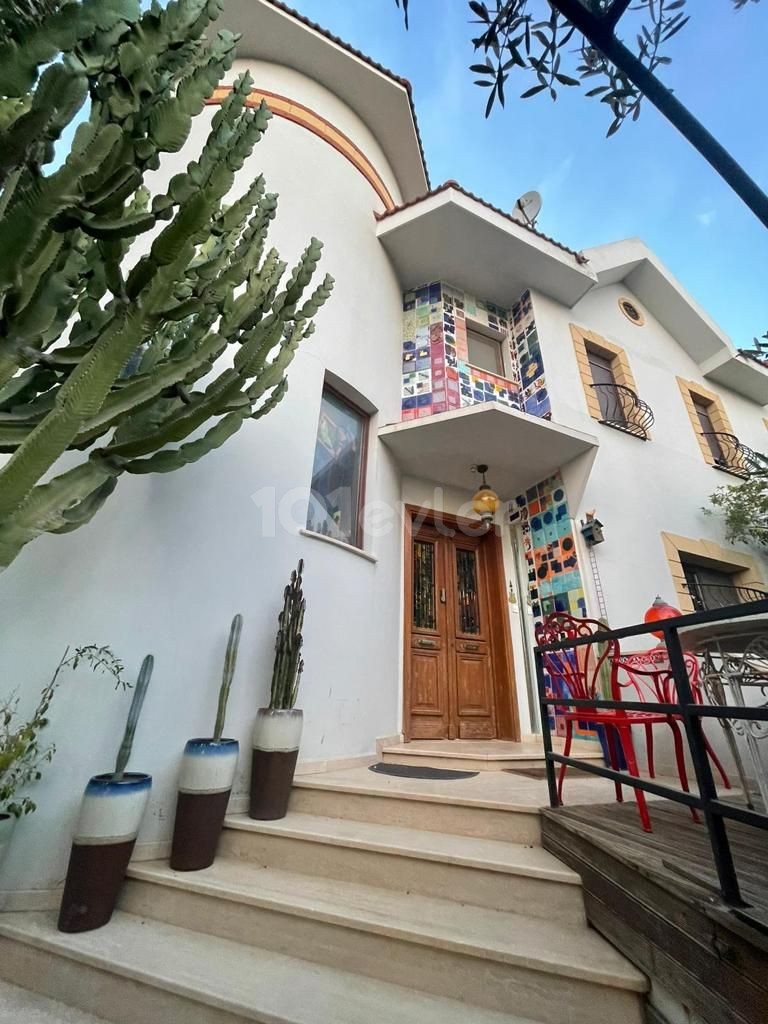 Ortaköyde Muhteşem Triplex  Merkezi Isıtmalı + Yardımcı Evlı Konut veya Ticari Villa 5+2 Kiralık veya Satılık Villa