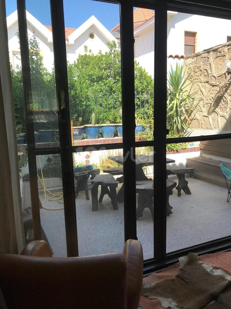 Ortaköyde Muhteşem Triplex  Merkezi Isıtmalı + Yardımcı Evlı Konut veya Ticari Villa 5+2 Kiralık veya Satılık Villa