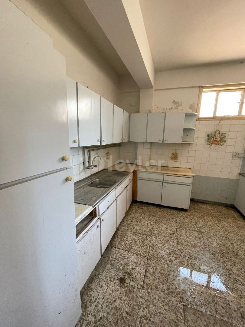 3+1 Wohnung zum Verkauf an der Hauptstraße in zentraler Lage in alayköy ** 