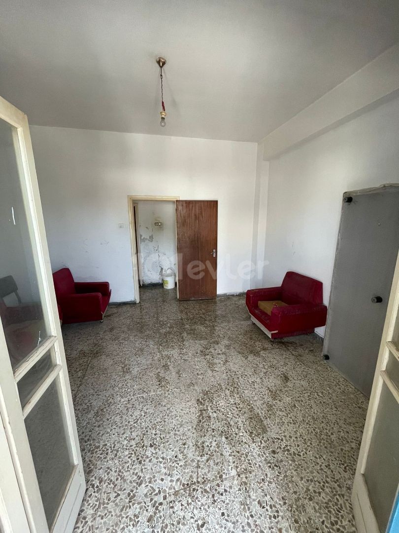 3+1 Wohnung zum Verkauf an der Hauptstraße in zentraler Lage in alayköy ** 