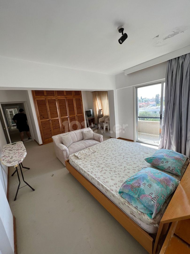 Spacious Fully Furnished 2 + 1 Apartment in Köşklüçiftlik -Ledra Palace - Walking Distance to Dereboyu and the Walls ** 