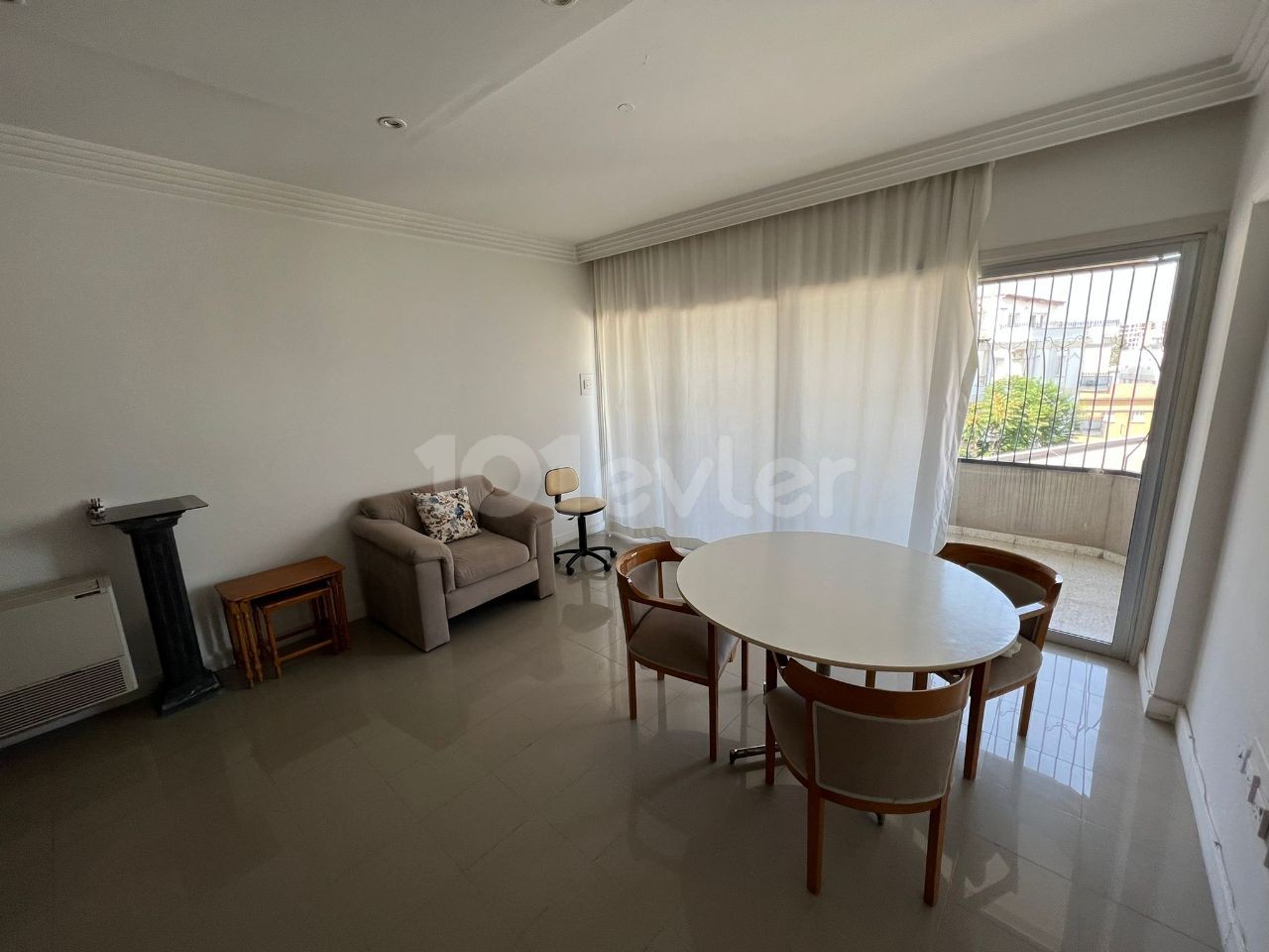 Spacious Fully Furnished 2 + 1 Apartment in Köşklüçiftlik -Ledra Palace - Walking Distance to Dereboyu and the Walls ** 