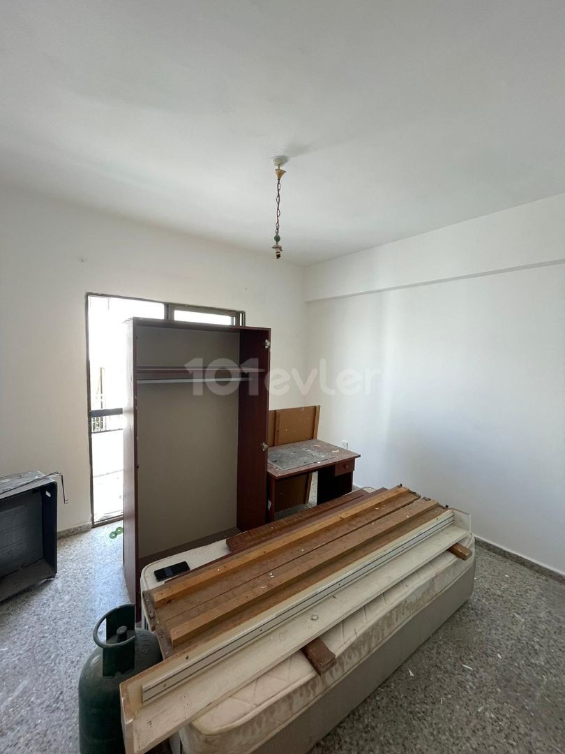 Renovated 3 + 1 Opportunity Apartment for Sale in Göçmenköy ** 