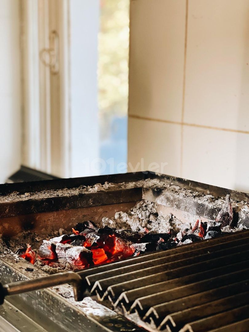 Ein Restaurant mit Allem, was auf der Autobahn in Yenisehir läuft ** 