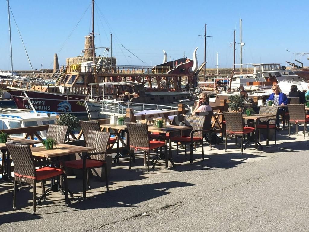 Arbeitsplatz am Meer im Hafen von Kyrenia