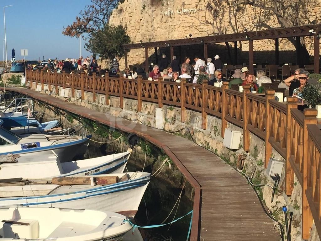 Arbeitsplatz am Meer im Hafen von Kyrenia