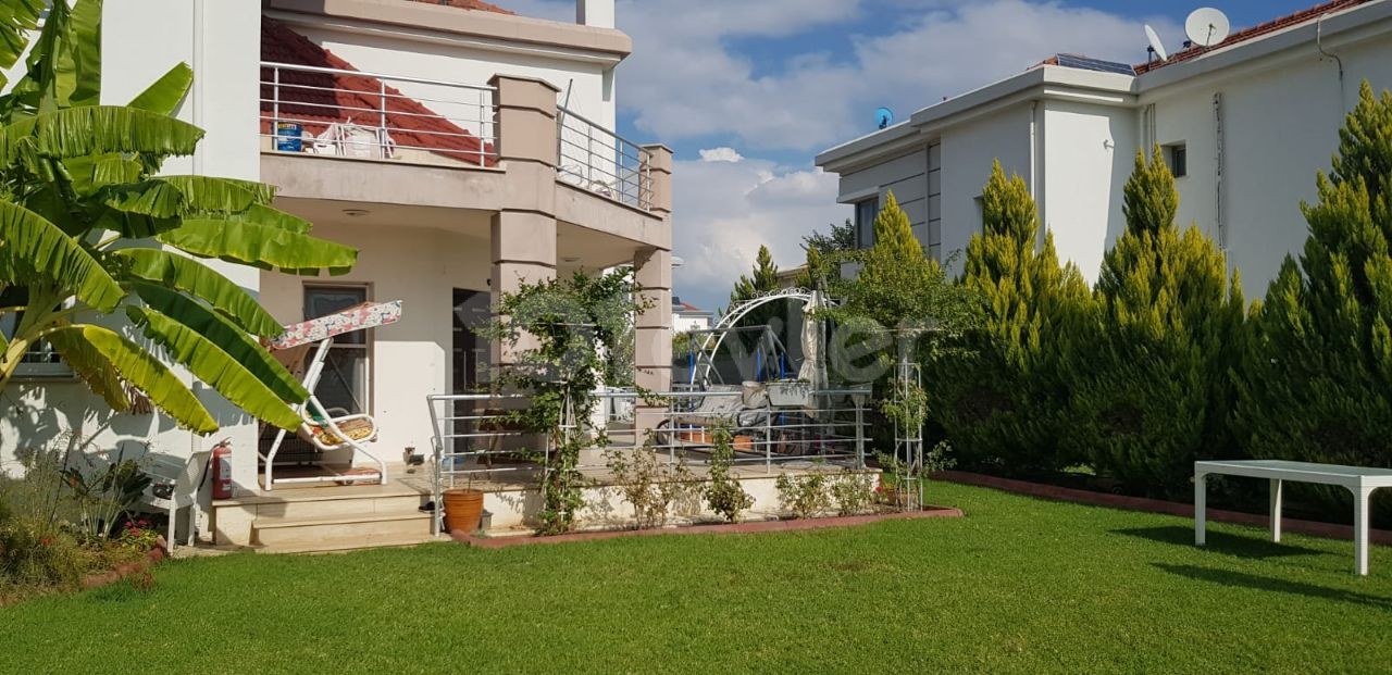 Eine ganz besondere Villa, die mit ihrem weitläufigen Garten in Yenikent, Nikosias anständigstem Viertel, einen Unterschied macht