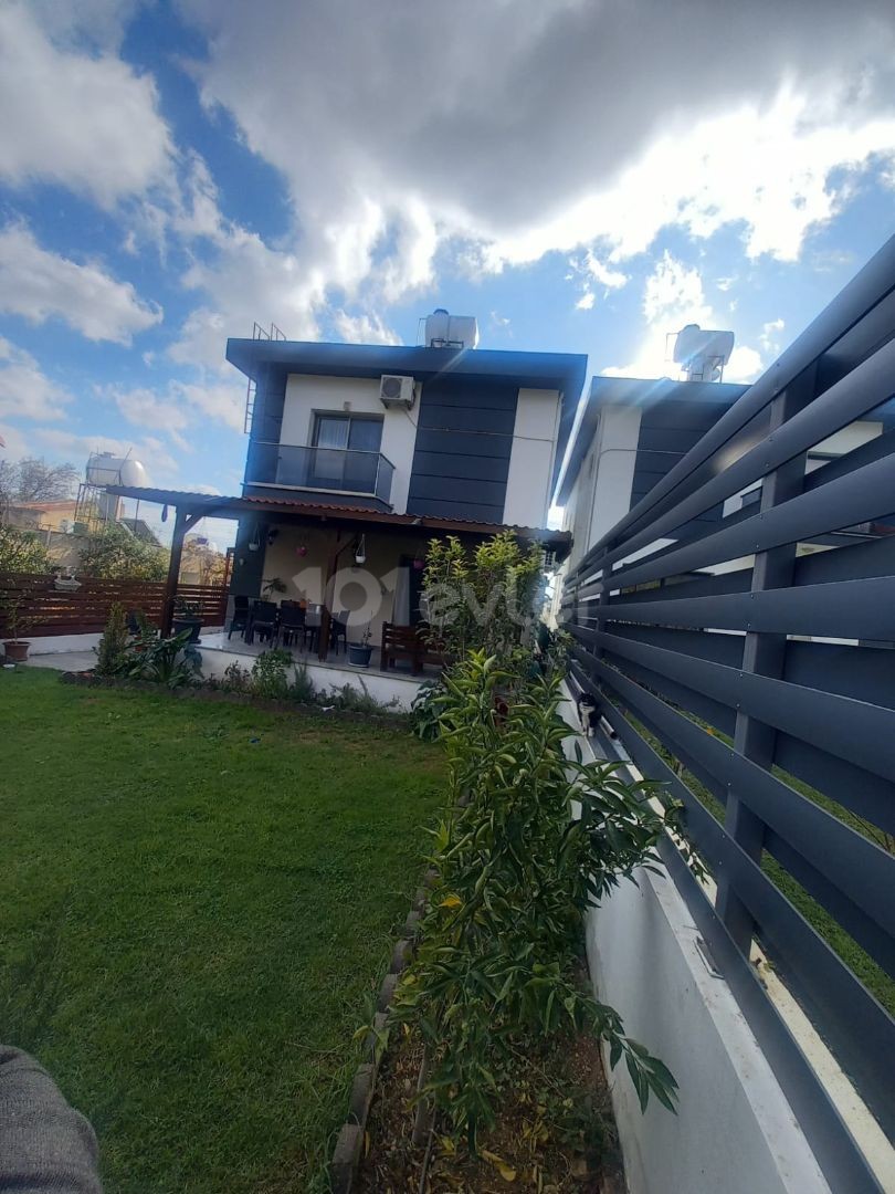 2 Jahre alte 3+1 Villa (200 m2) in ruhiger Lage am Bosporus (Fläche für Pool verfügbar) Steuern bezahlt