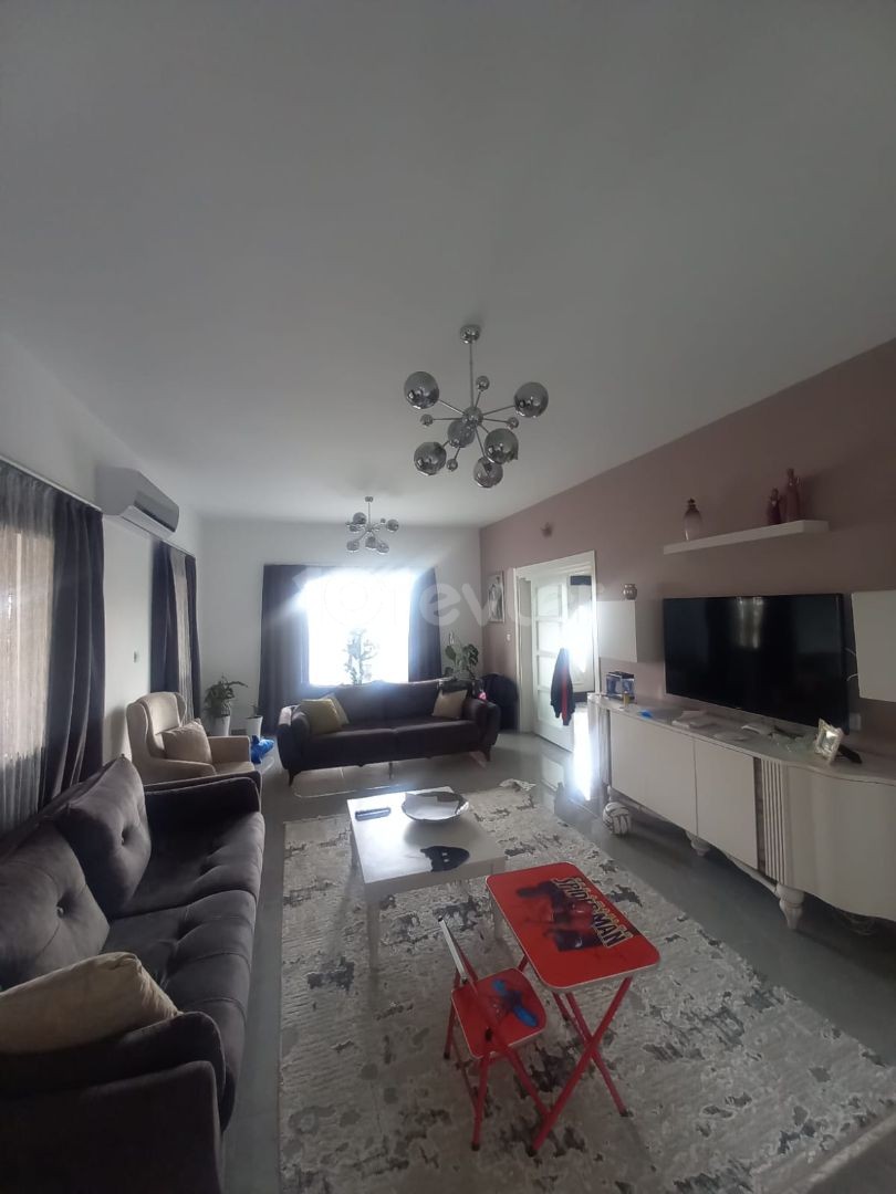 2 Jahre alte 3+1 Villa (200 m2) in ruhiger Lage am Bosporus (Fläche für Pool verfügbar) Steuern bezahlt