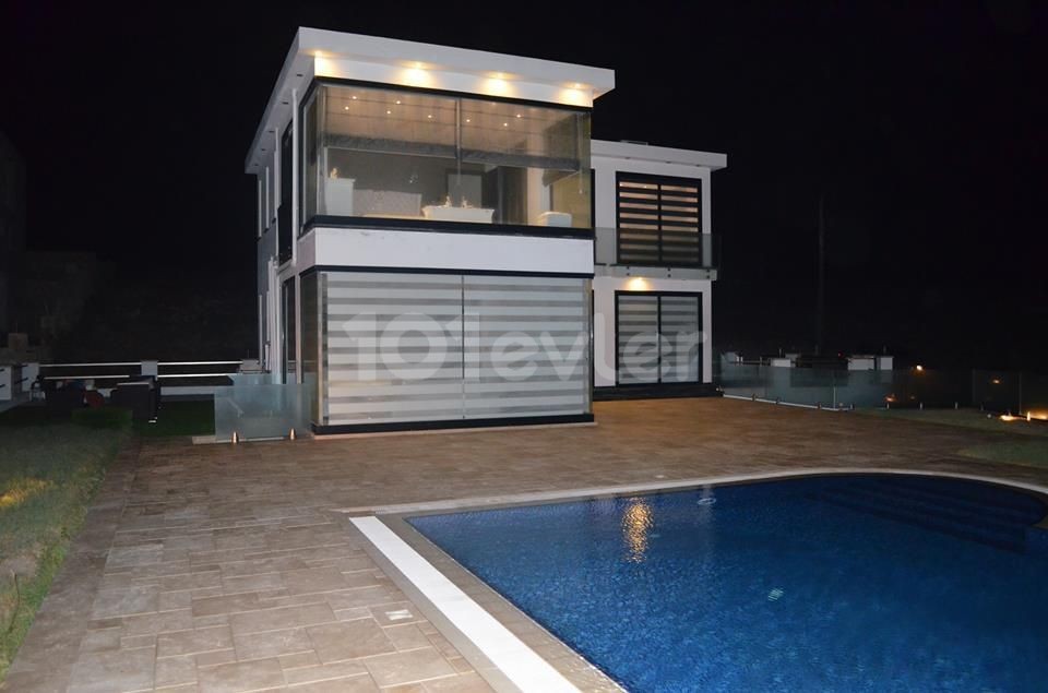 Girne-Karşıyakada Denize Sıfır Özel Havuzlu  Lux Villa