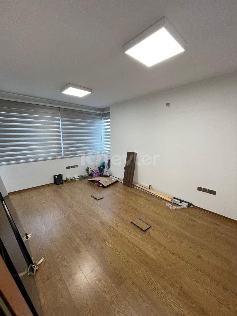 Cadde Üzerinde Mükemmel Konumda Ticari  -Klinik / Ofis Gibi Kullanıma Uygun 160 m2  Daire