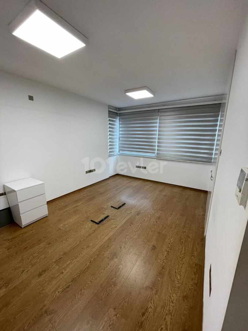 Cadde Üzerinde Mükemmel Konumda Ticari  -Klinik / Ofis Gibi Kullanıma Uygun 160 m2  Daire