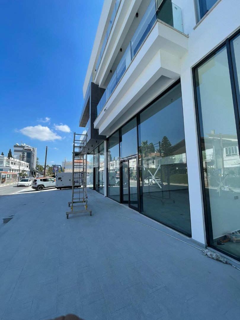 مغازه های جدید 3 طبقه برای اجاره در خیابان اصلی در دربویوندا