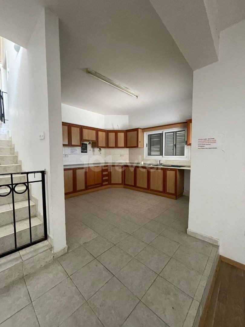 Göçmenköy'de Kiralık 3+1 Şömineli Bahçeli Villa