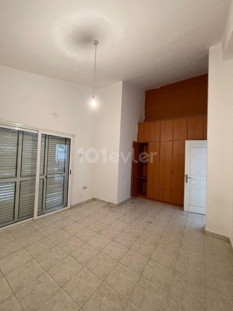 Göçmenköy'de Kiralık 3+1 Şömineli Bahçeli Villa