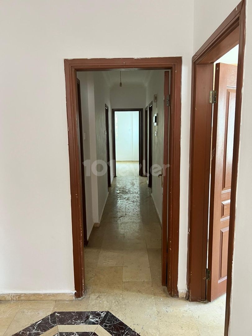 Girne Merkez'de Satılık 3+1 Geniş Daire (140m2)