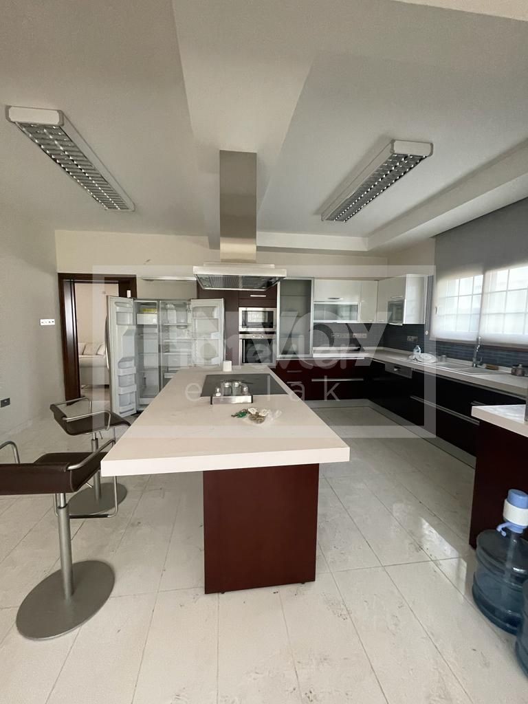 Lux 4+2 Detached Villa with Central Heating and Garden in Kızılbaş