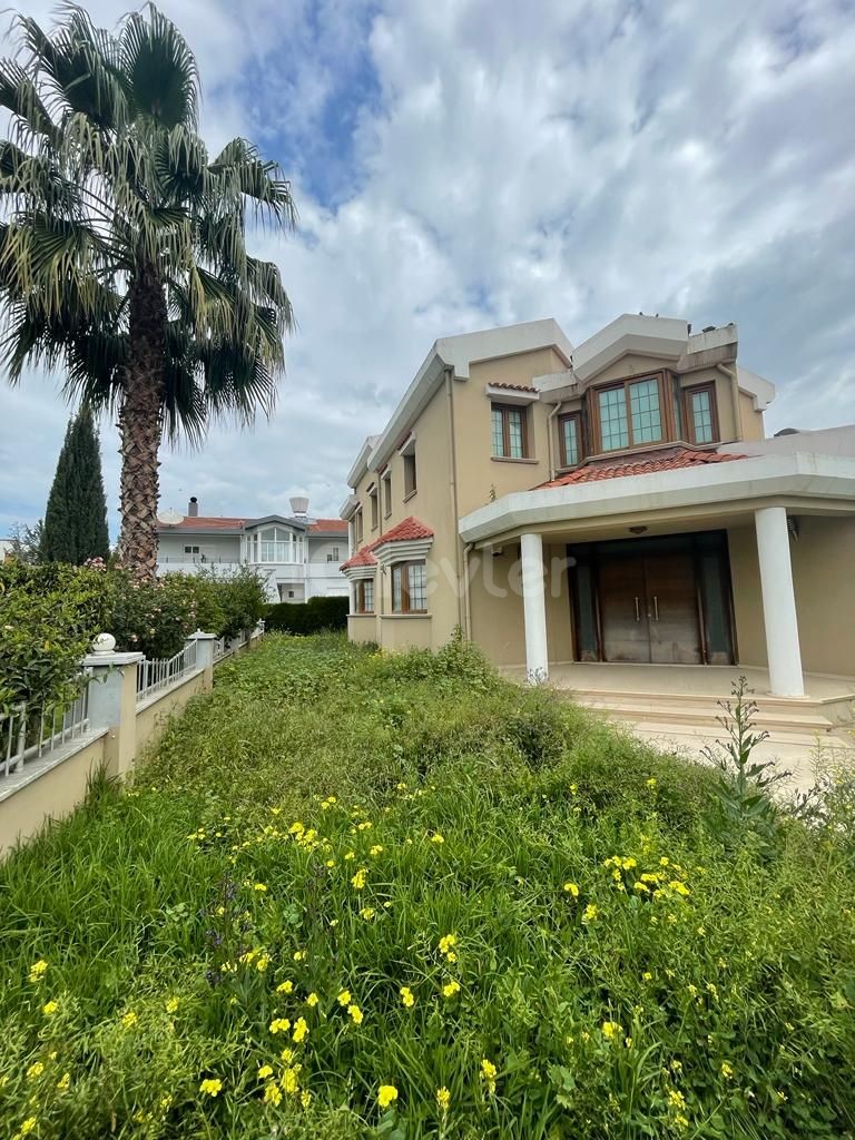 Lux 4+2 Detached Villa with Central Heating and Garden in Kızılbaş