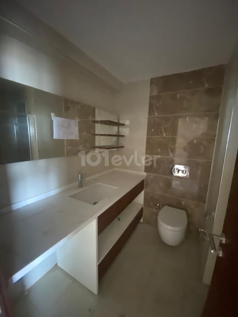 Girne Merkez'de Kiralık 3+1 Daire 