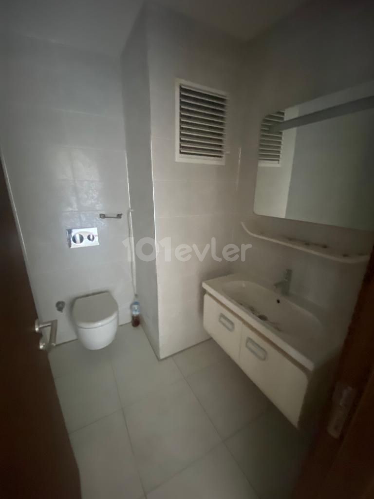 Girne Merkez'de Kiralık 3+1 Daire 