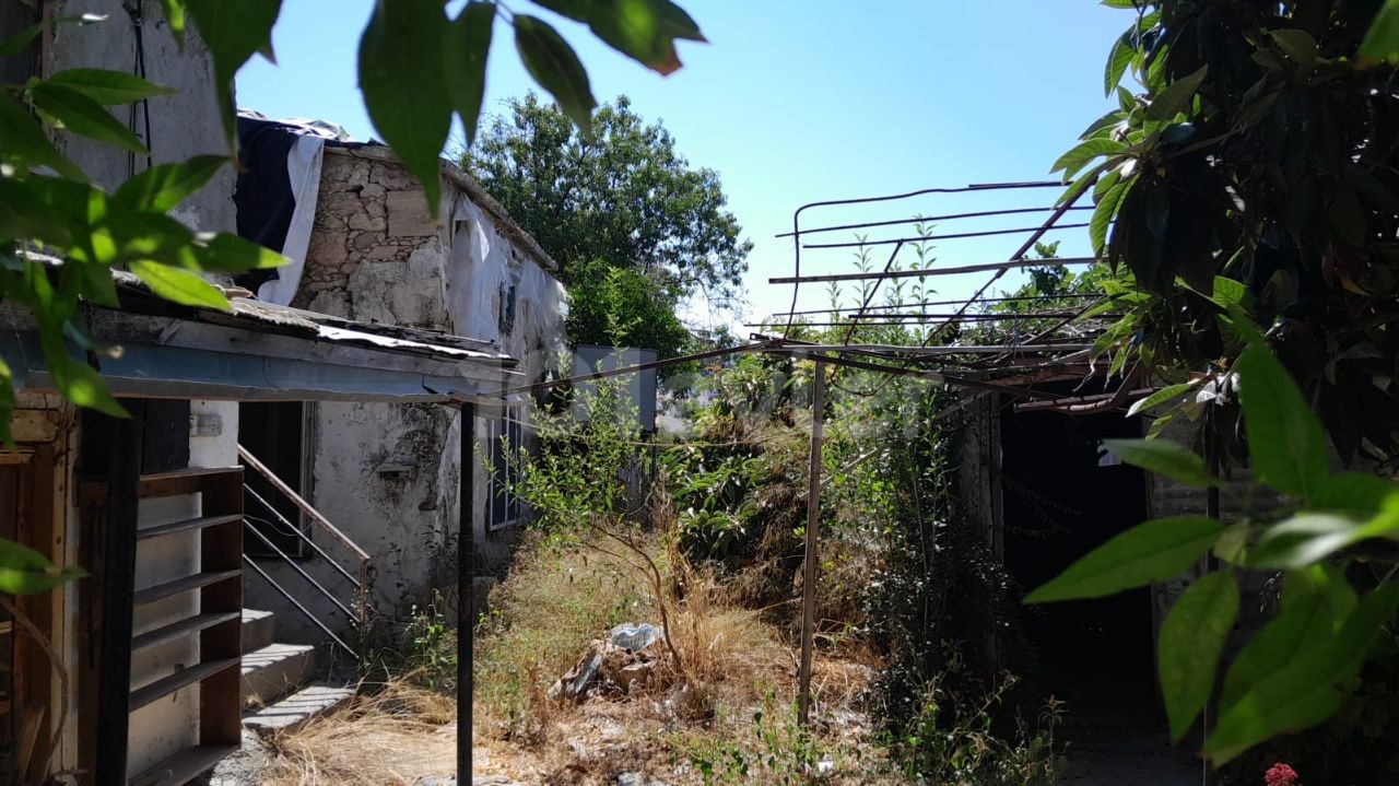 Türkisches altes Dorfhaus im Dorf Ozanköy