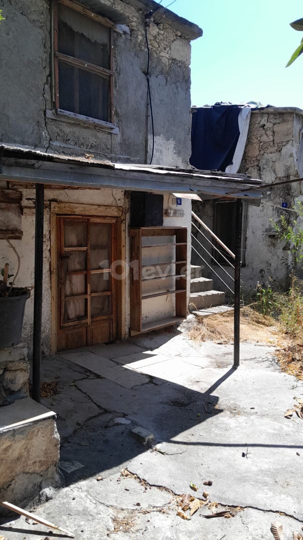 Старый деревенский дом турецкого производства в деревне в Озанкой
