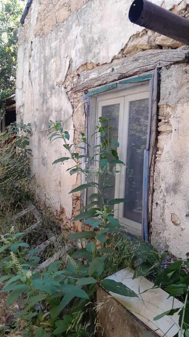 Старый деревенский дом турецкого производства в деревне в Озанкой