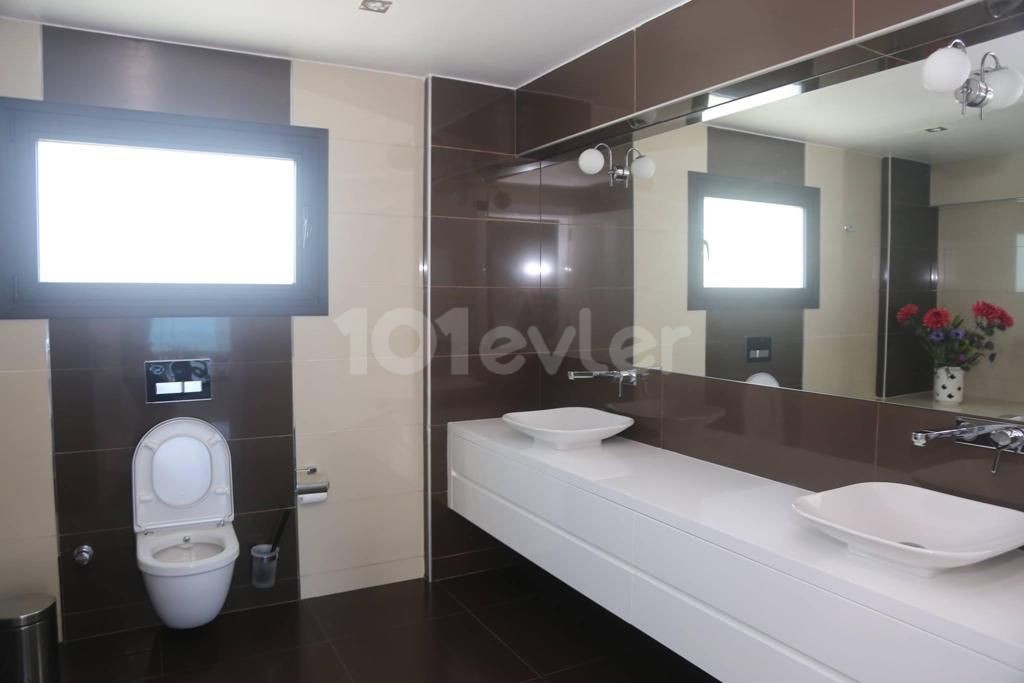 Karaoğlanoğlun'da Denize Sıfır Kiralık  Ultra Lüx Havuzlu 5+2 Villa