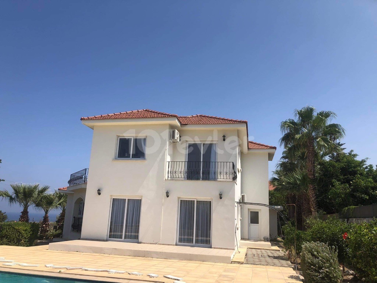 Spacious 4 bedroomed Holiday villa ① pool and amazing Vie ① in Karsiyaka ** 