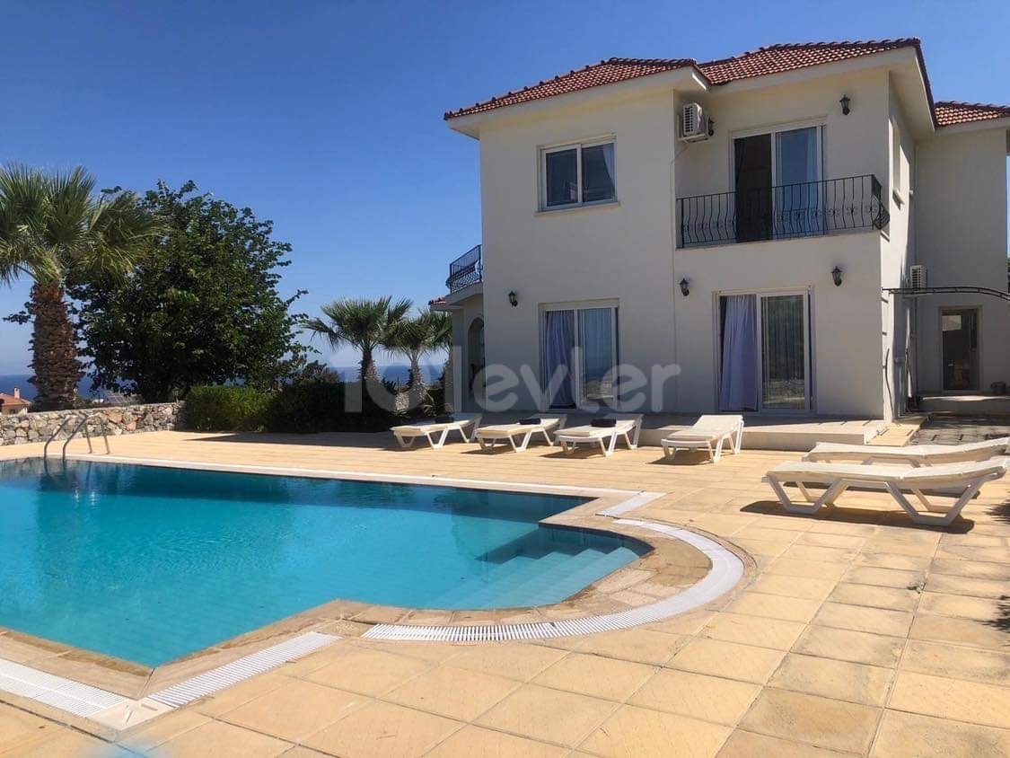 Spacious 4 bedroomed Holiday villa ① pool and amazing Vie ① in Karsiyaka ** 