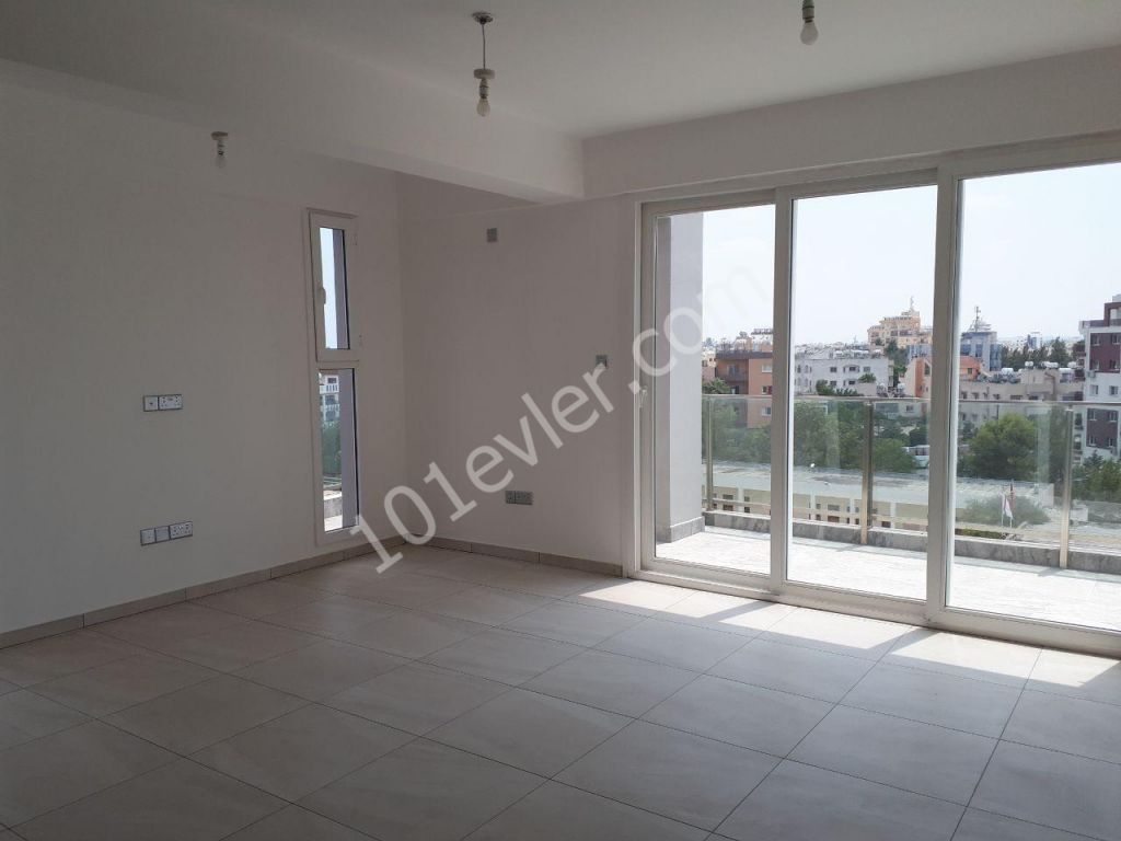 MAGUSA MERKEZDE  SATILIK 3+1 YENİ PENTHOUSE