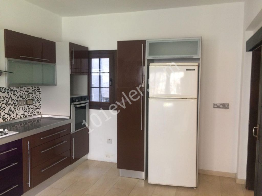 MAGUSA DAÜ KARŞISI LÜKS TEMİZ EŞYALI 3+1 DAİRE