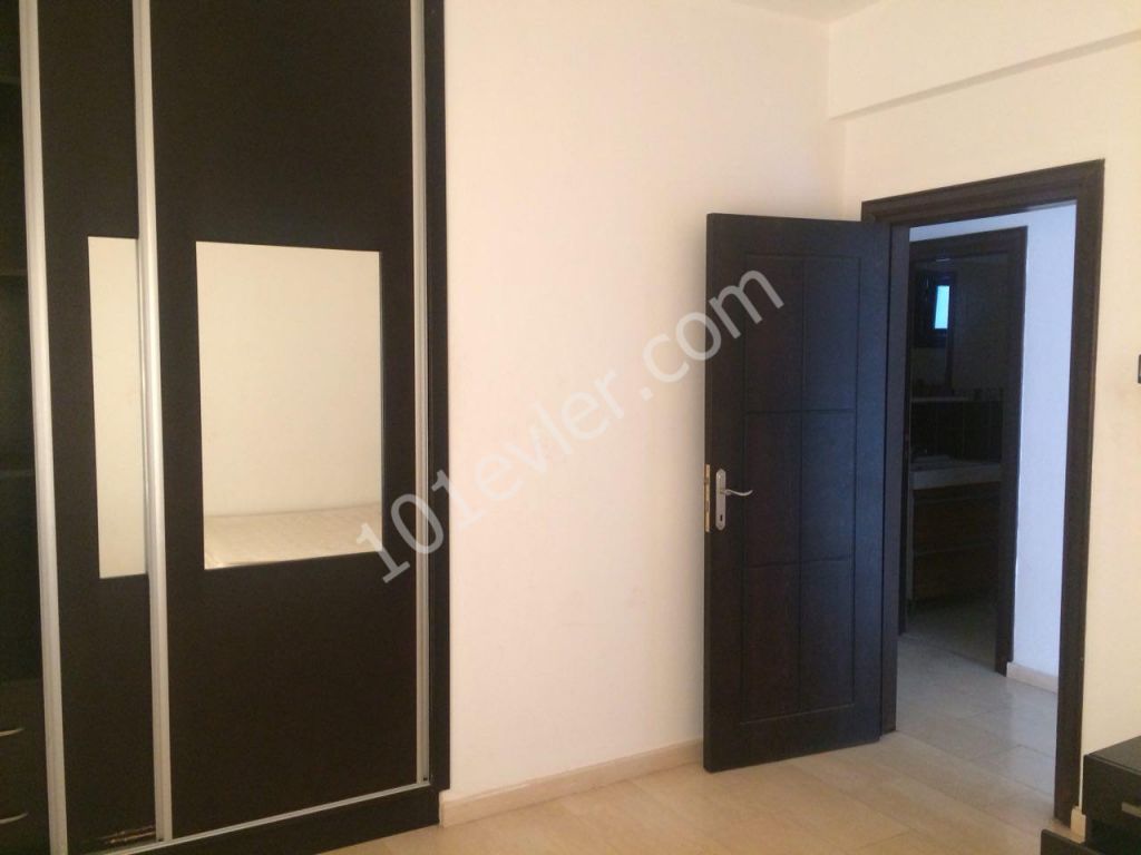 MAGUSA DAÜ KARŞISI LÜKS TEMİZ EŞYALI 3+1 DAİRE