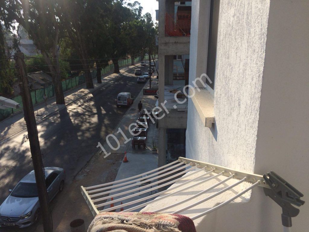 MAĞUSA SALAMİS YOLU ÜZERİ 2+1 EŞYALI MERKEZDE SATILIK DAİRE