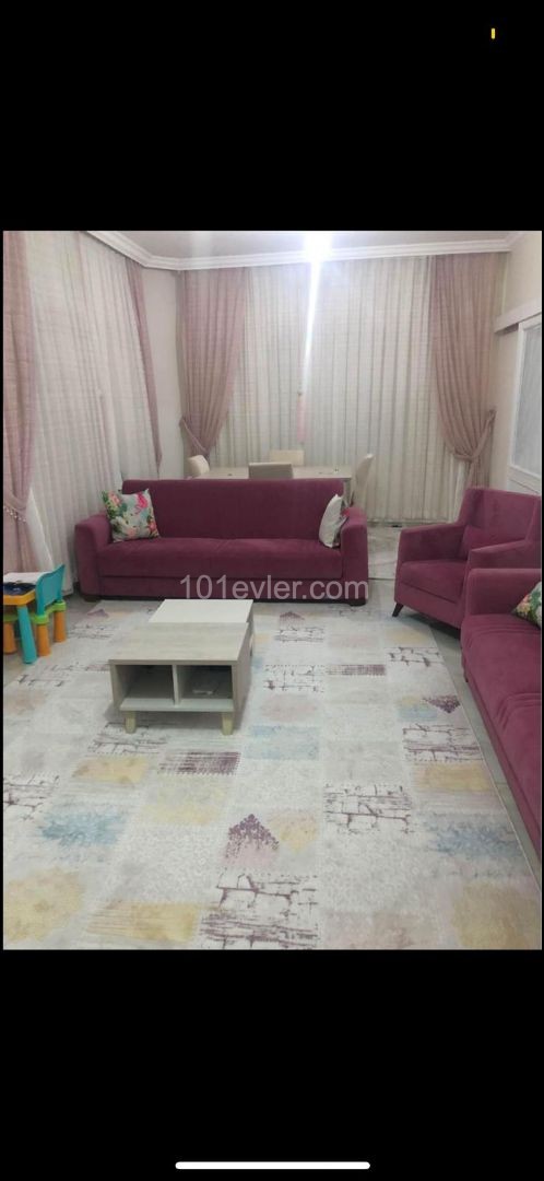 DEREBOYU Bölgesinde Okul Servislerine Ve Marketlere yakın Mesafede Kiralık 3+2 Eşyalı LÜKS DAİRE