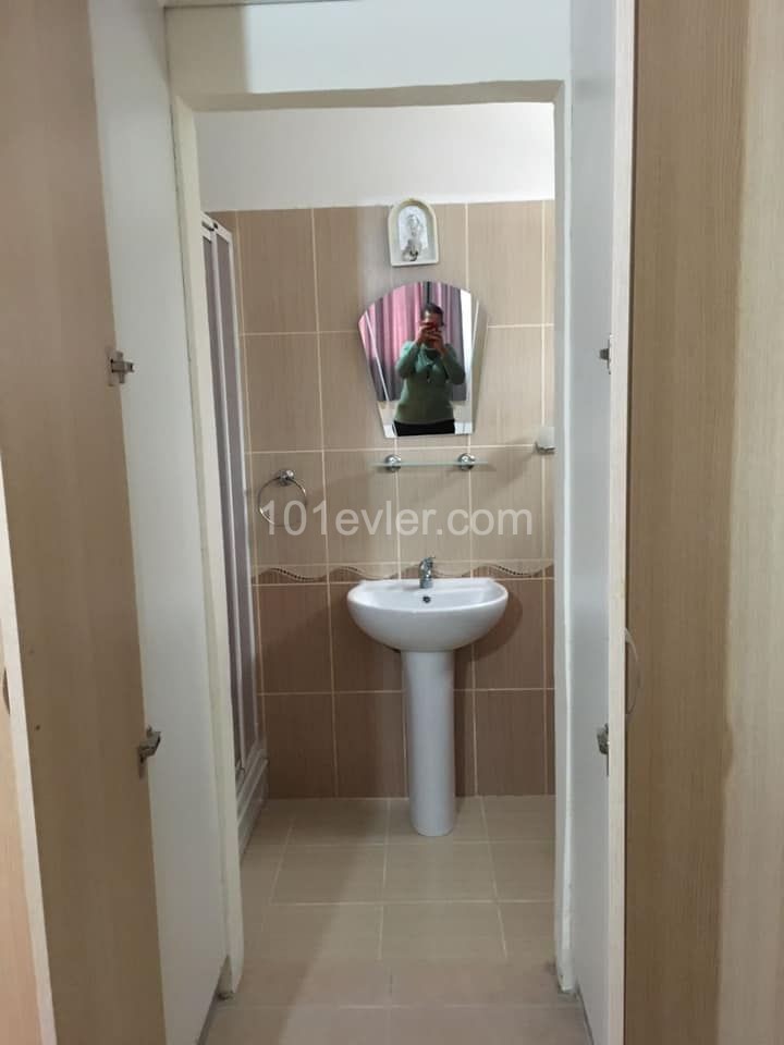 Gönyeli Aşıklar Tepesi Bölgesi Okul Servislerine 20 Dakika Yürüyüş Mesafesinde 4+1 full eşyalı kiralık daire. Duraklara 20 dk. mesafede