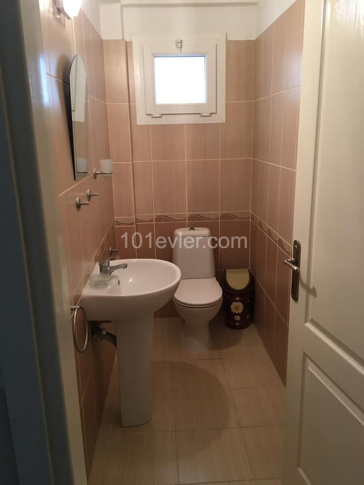 Gönyeli Aşıklar Tepesi Bölgesi Okul Servislerine 20 Dakika Yürüyüş Mesafesinde 4+1 full eşyalı kiralık daire. Duraklara 20 dk. mesafede