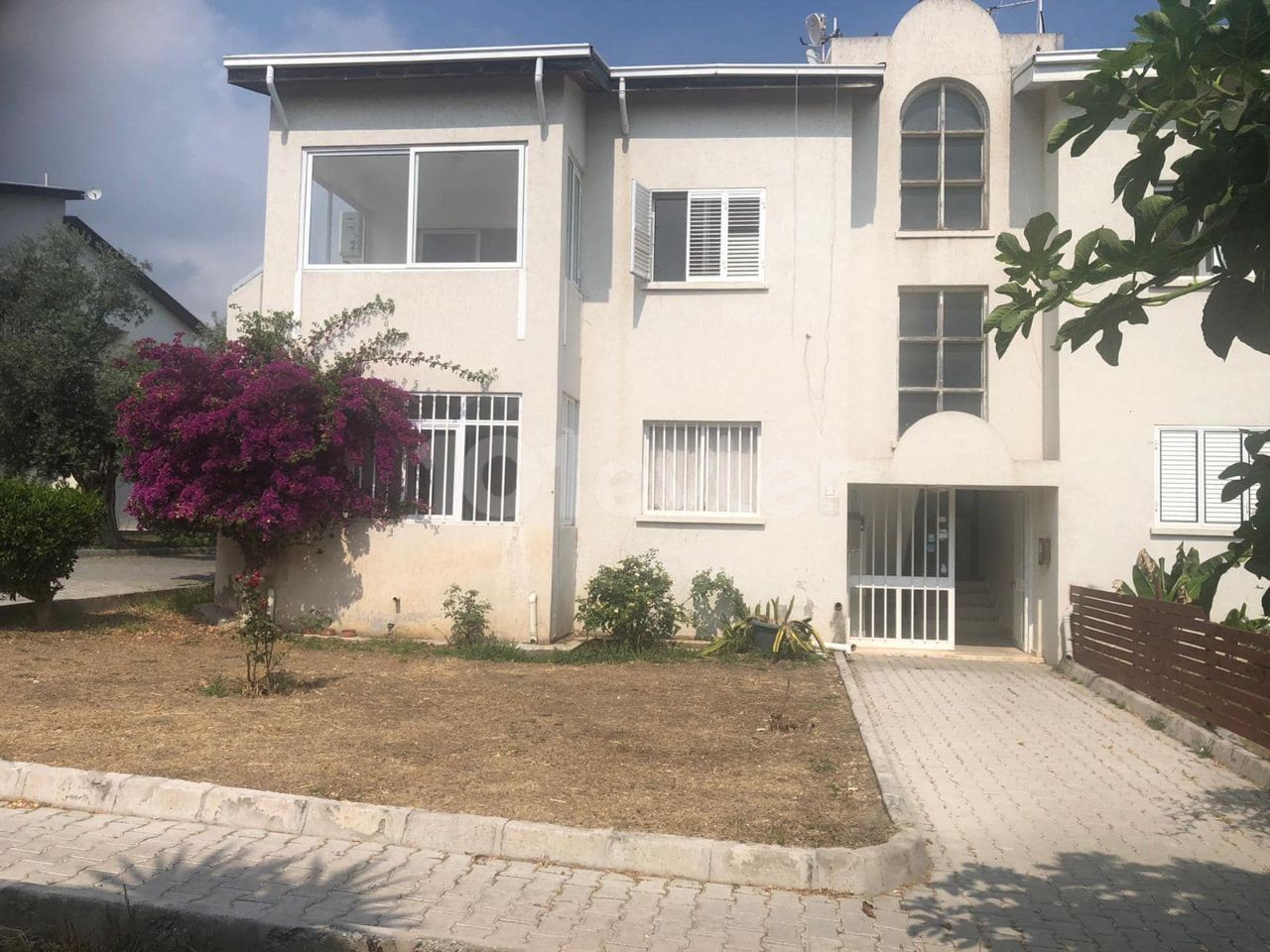 K KYRENIA AMERICAN UNIVERSITY, AS WELL AS A DETACHED HOUSE ON THE GROUND FLOOR FOR A SITE WITH A GARDEN 3+1 ** 