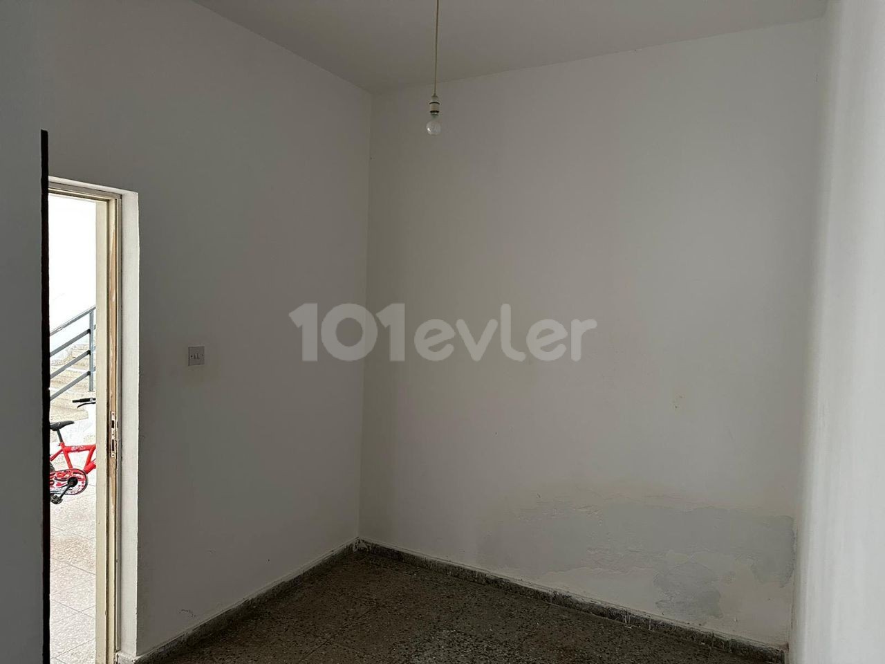 FOR SALE WITH GROUND FLOOR GARDEN AREA. SMALL KAYMAKLI 3+1 SPACIOUS FLAT