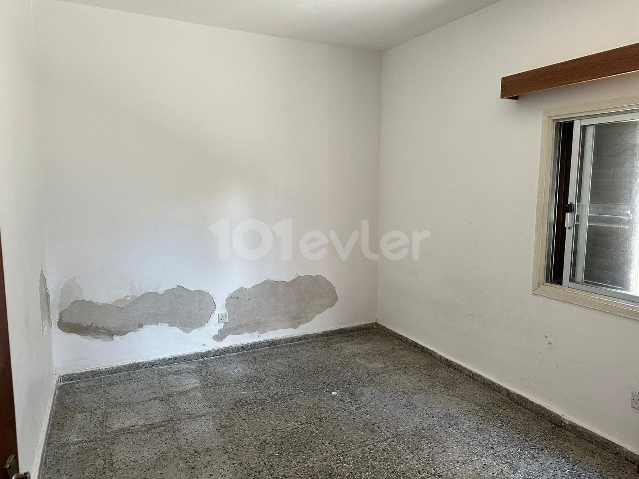 FOR SALE WITH GROUND FLOOR GARDEN AREA. SMALL KAYMAKLI 3+1 SPACIOUS FLAT