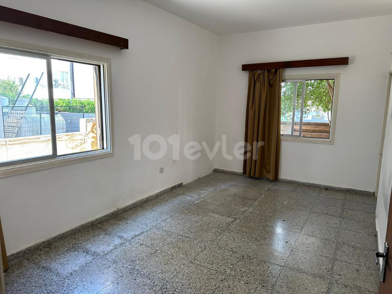 FOR SALE WITH GROUND FLOOR GARDEN AREA. SMALL KAYMAKLI 3+1 SPACIOUS FLAT