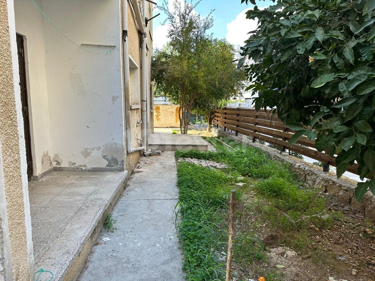 FOR SALE WITH GROUND FLOOR GARDEN AREA. SMALL KAYMAKLI 3+1 SPACIOUS FLAT