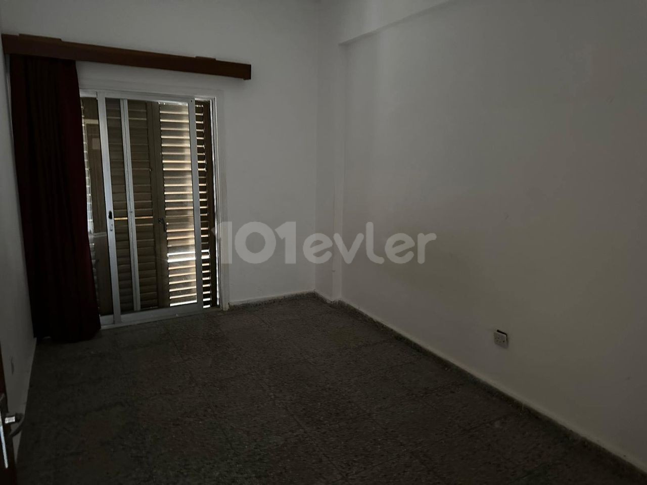 FOR SALE WITH GROUND FLOOR GARDEN AREA. SMALL KAYMAKLI 3+1 SPACIOUS FLAT