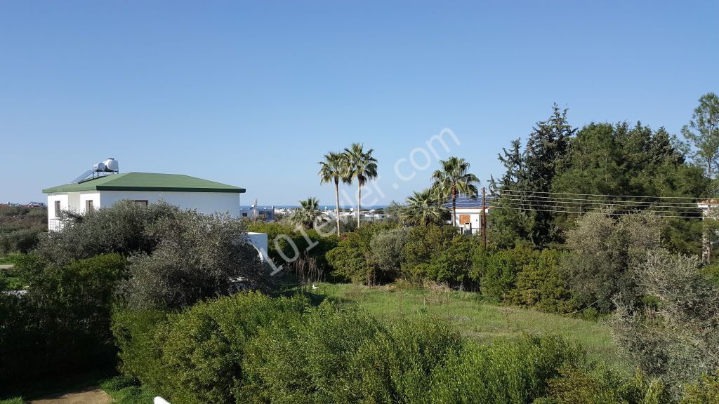 AUF EINEM GRUNDSTÜCK VON 1000 MKARE IN KYRENIA-CHATALKOYDE SHAH MARKET, 145 M QUADRAT EINFAMILIENHAUS MIT 3 SCHLAFZIMMERN MIT PRIVATEM POOL .- FÜR DETAILLIERTE INFORMATIONEN UND VOR ORT ZU SEHEN-05338334049-8886970. ** 