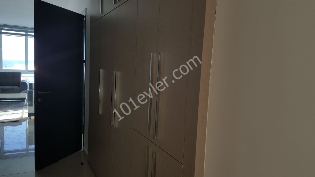 Girne merkezde  2 yatak odalı 2 banyolu deniz manzaralı  ful eşyalı dairemiz kiralıktır Detaylı bilgi için ve yerinde  görülmesi için 05338334049