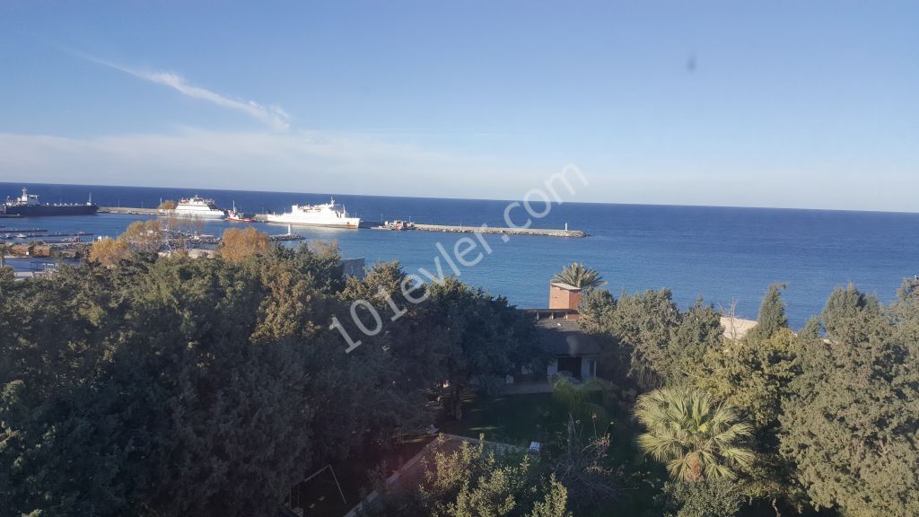 Girne merkezde  2 yatak odalı 2 banyolu deniz manzaralı  ful eşyalı dairemiz kiralıktır Detaylı bilgi için ve yerinde  görülmesi için 05338334049